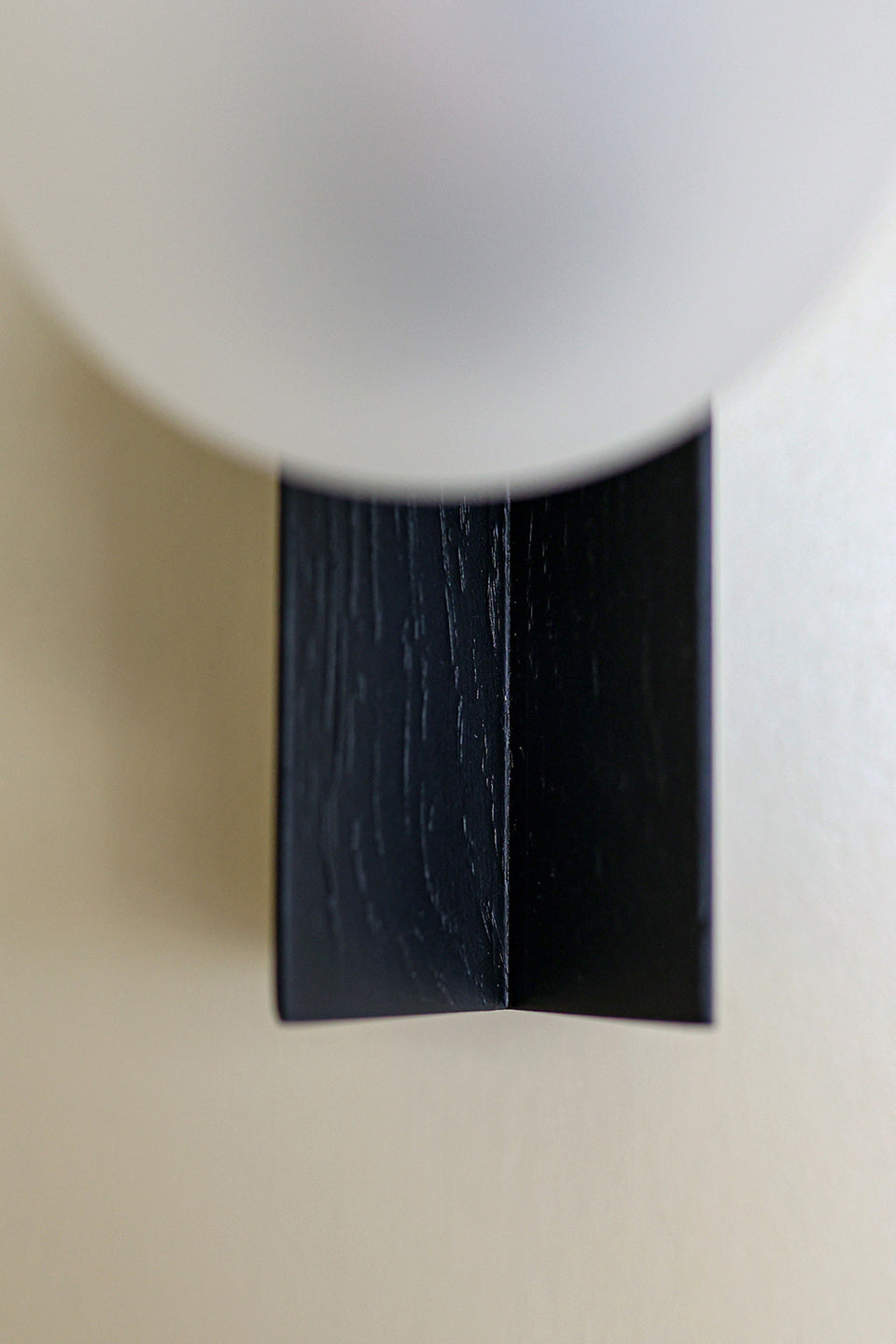 TRIANGLE שחור | מנורת קיר