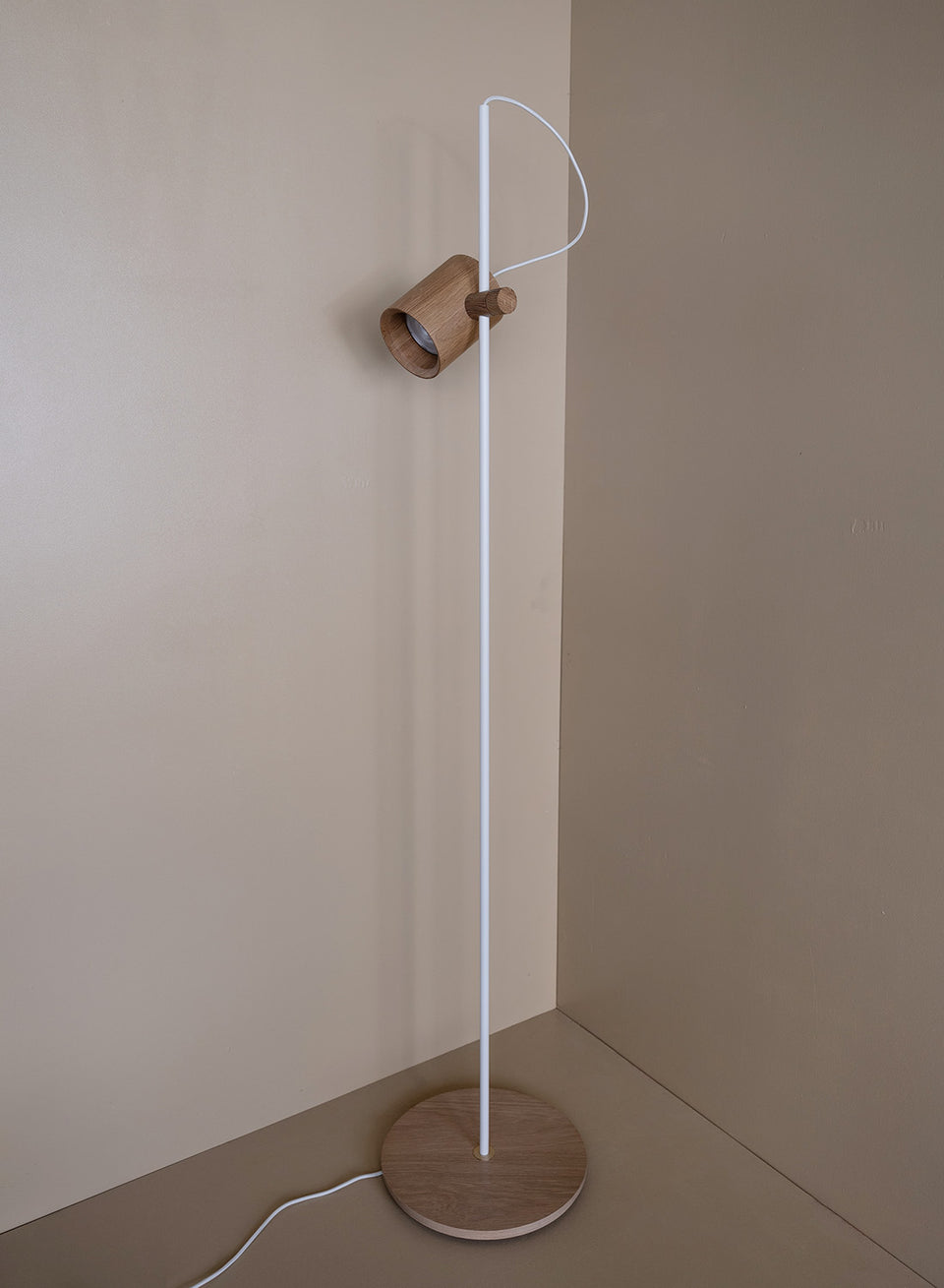 STANDING SPOT white