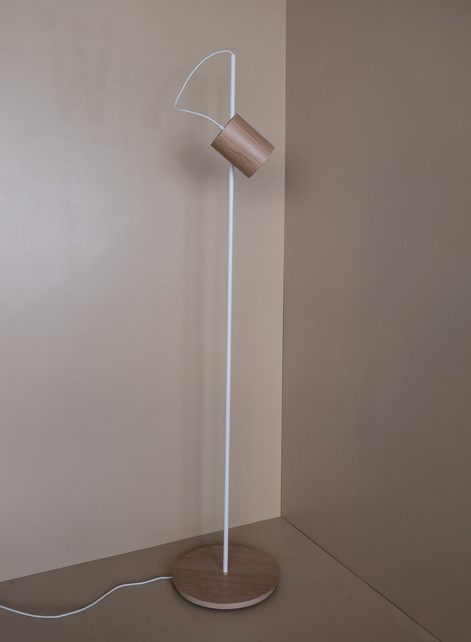 STANDING SPOT white