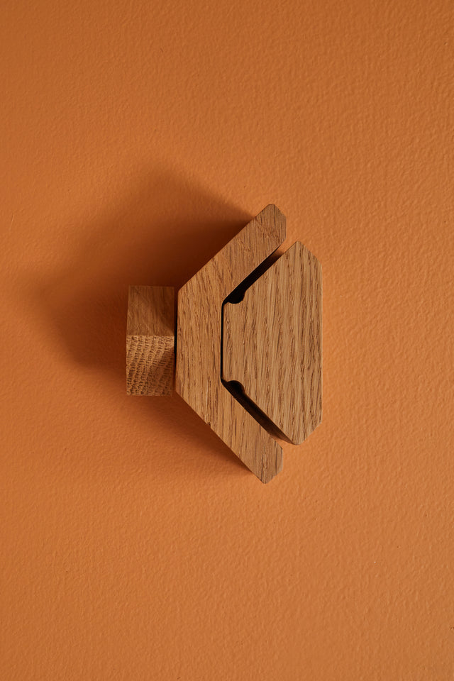 The CATCH connector, oak, on the wall