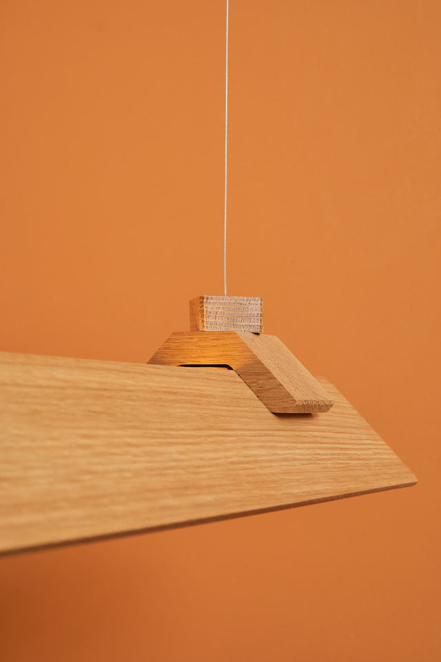 CATCH 240X8 oak pendant light, the connector clamping the panel