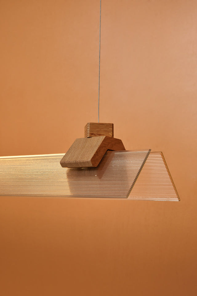 CATCH GLASS 180X8, oak connector on a ribbed glass panel