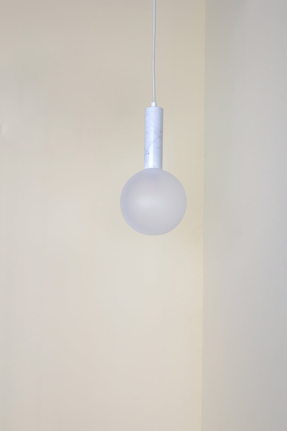 WHITE Ball 15 | Pendant Light