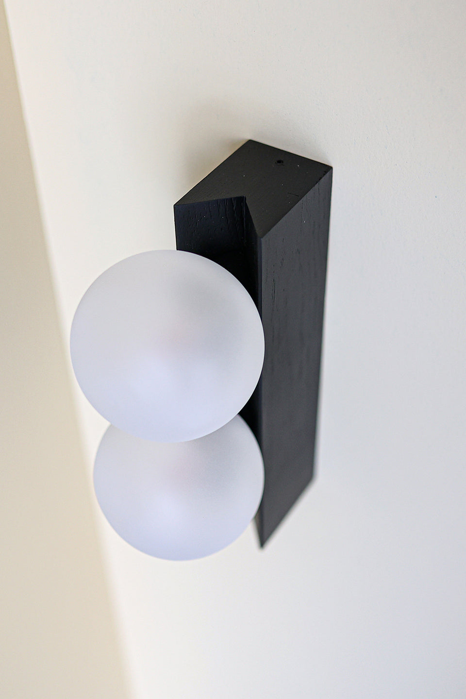 TRIANGLE BLACK | Wall Light